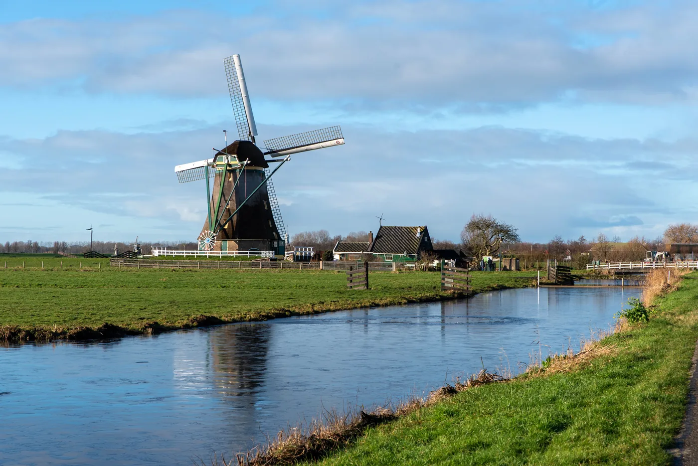 Hollandse polder met molen, waar de familie in de jaren negentig opnieuw begon