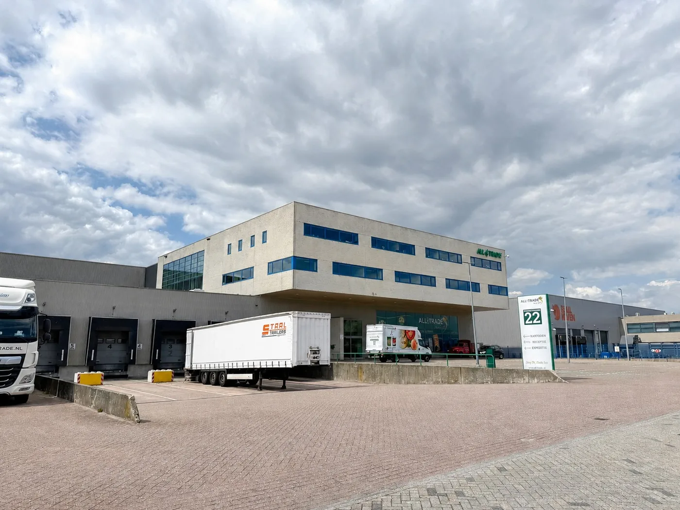 Het eigen distributiecentrum van All4Trade in Almere, met laadkuilen en vrachtwagens