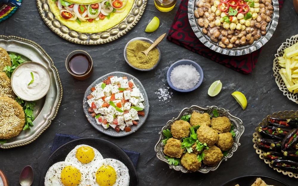 Suhoor-tafel van bovenaf met falafel, eieren, witte kaas, labneh, dadels en brood