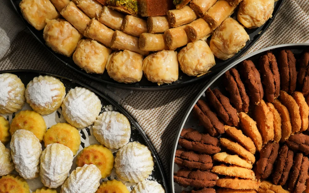 Schalen met baklava, maamoul en Midden-Oosterse koekjes