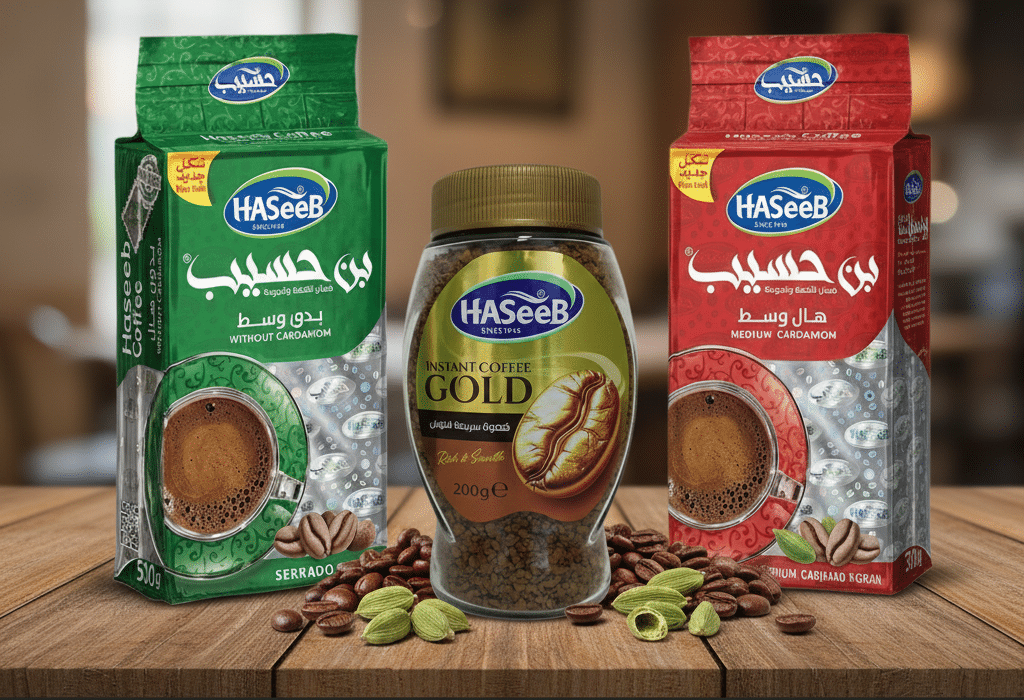 Een sfeervolle productafbeelding van Hasseeb koffie verpakkingen, getoond naast een traditionele Arabische koffiepot (Dallah) en een kopje verse koffie, met verspreide koffiebonen en kardemompeulen op een elegante achtergrond.