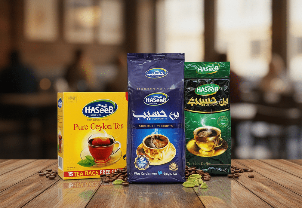 Een sfeervolle productafbeelding van Hasseeb koffie verpakkingen, getoond naast een traditionele Arabische koffiepot (Dallah) en een kopje verse koffie, met verspreide koffiebonen en kardemompeulen op een elegante achtergrond.