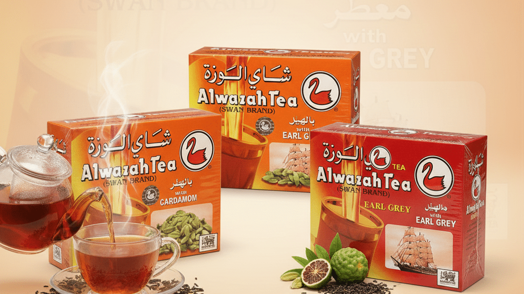 Een sfeervolle productpresentatie van Alwazah Tea op een warme achtergrond. Op de voorgrond staan drie verpakkingen: Alwazah Cardamom thee, Earl Grey met kardemom en de klassieke Earl Grey. Ernaast staat een glazen theepot waar verse thee in een kopje wordt geschonken, omringd door losse theeblaadjes en verse ingrediënten zoals kardemom en bergamot.